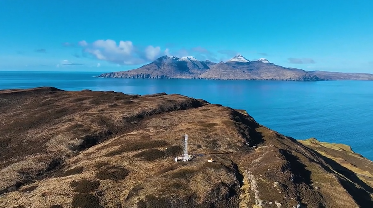Image of new mast on Isle of Eigg